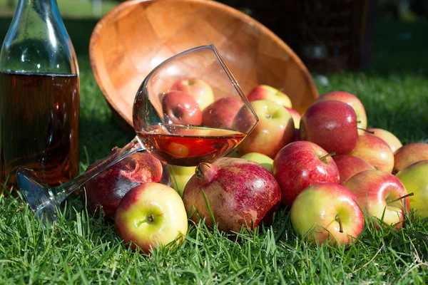 Apples nature  wine — Zdjęcie stockowe